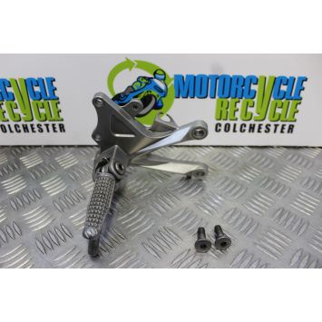 Kawasaki ZX 10 R Footrest Hanger Right Riders ZX10R 2006 2007 D6F D7F B187