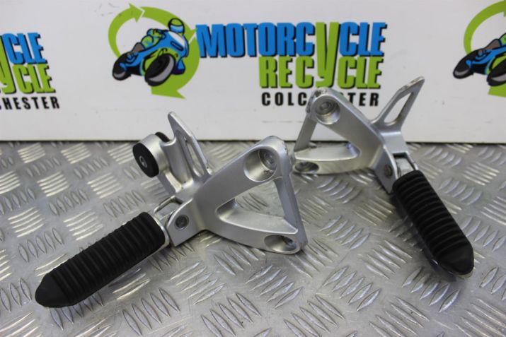 Suzuki GSX 600 F Footrest Hangers Rear Pillion GSXF 2001 to 2006 GSX600F B071
