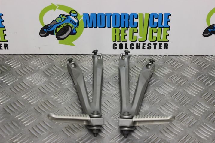 Yamaha R1 5VY Footrest Hangers Rear Pillion YZF-R1 2004 to 2006 YZF 1000 B097