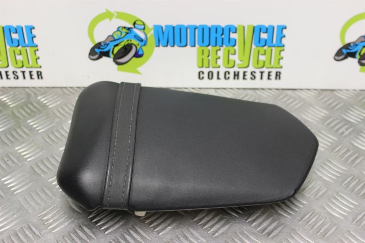 Yamaha R1 5VY Seat Pillion Rear YZF-R1 2004 to 2006 YZF 1000 B097